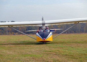 Kicken in de open cockpit van een oldtimer